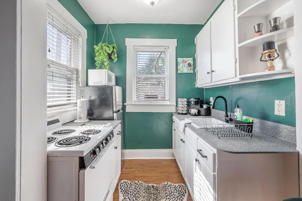 Jungle Themed Apt. Close To Coffee, Food + Shops! Tampa Esterno foto