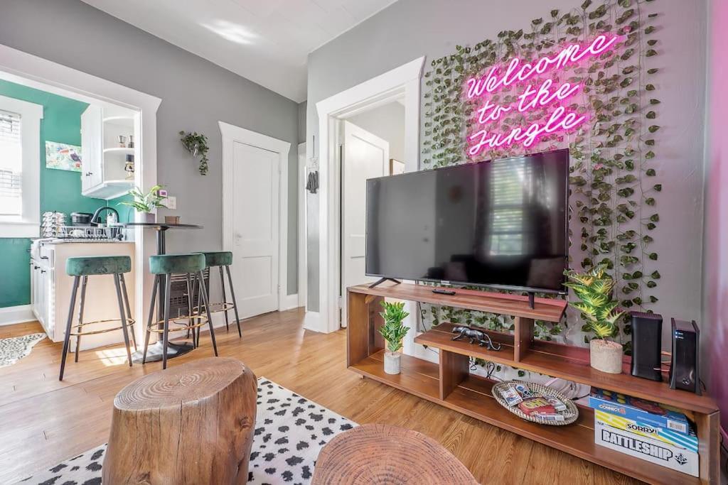 Jungle Themed Apt. Close To Coffee, Food + Shops! Tampa Esterno foto